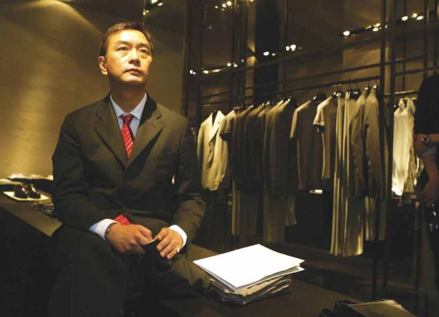 企業家嚴凱泰代理亞曼尼服裝,自己就是該品牌最佳代言人